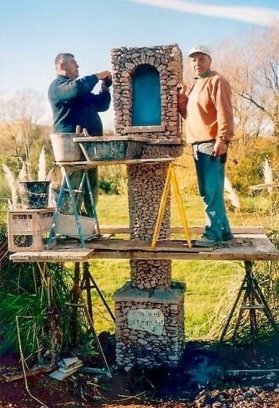 Deux compagnons construisant une niche d'oratoire